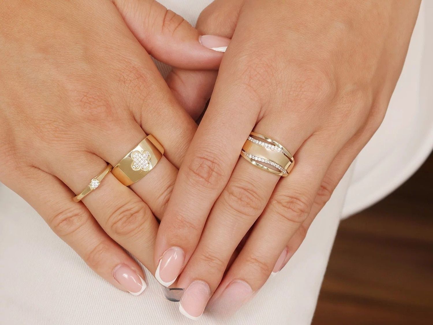 Złoty pierścionek damski wysadzany cyrkoniami z kolekcji Crossover. Okazały, błyszczący i elegancki – idealny prezent dla kobiety.1.jpg